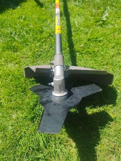 strimmer with blade