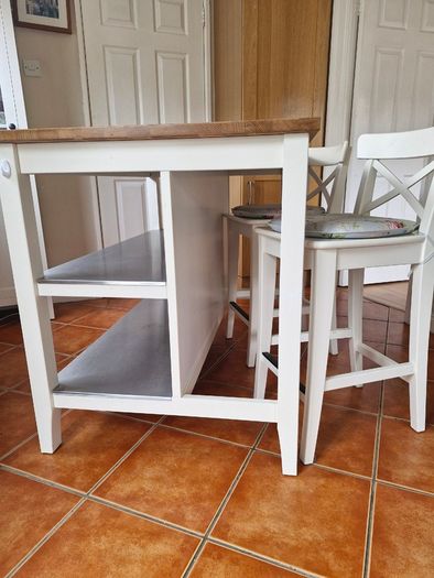 Breakfast bar table with 2 stools