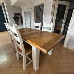 Extendable Oak dining table & 4 chairs