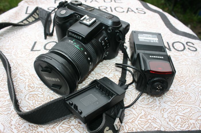 SAMSUNG PRO 815 Digital Bridge Camera, Like dslr with Accessories, Working condition