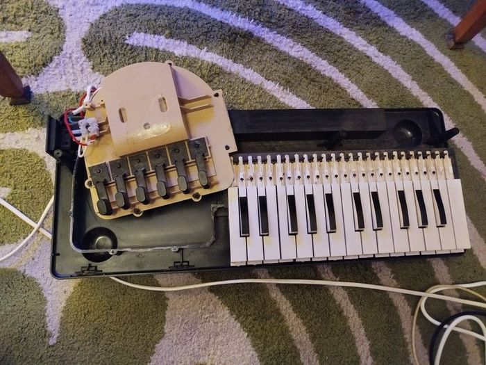 Bontempi B103 vintage fan / chord organ keyboard - BROKEN