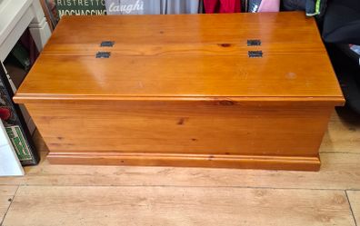 Pine blanket box