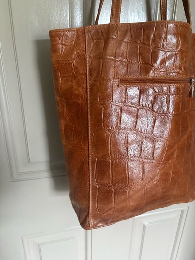 Mid sized genuine leather tote in cognac