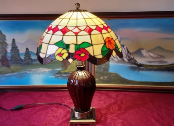 24 Inch Tiffany Style Table Lamp With 18 Inch Wide Stained Glass Shade And Polished Brass Base