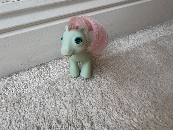 My Little Pony Baby Cuddles G1 1986 Beddy Bye Eye MLP Dirty approx. 7.5 cm. Used sometimes left eye opens only to the middle Please see photos