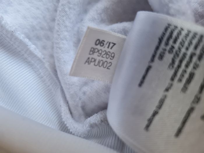2017 Adidas originals jumper size 14 ptp 21" white polyester in excellent condition