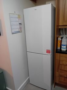 Hoover 252L Low Frost Freestanding Fridge Freezer - White