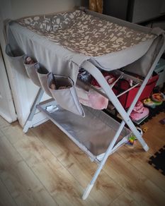 Foldable changing table