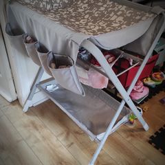 Foldable changing table