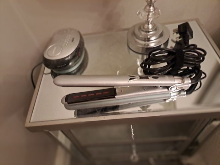 Hair straightener