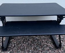 Manual height-adjustable standing desk workstation