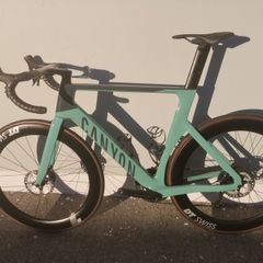 Crashed Canyon Aeroad 2024 CF SLX 8 Di2
