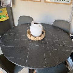 Dining table & 4 Chairs