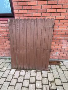 Free side gate