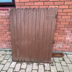 Free side gate