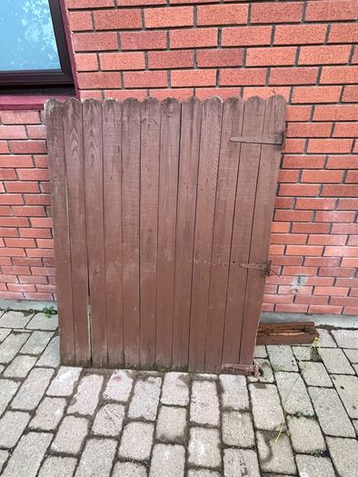 Free side gate