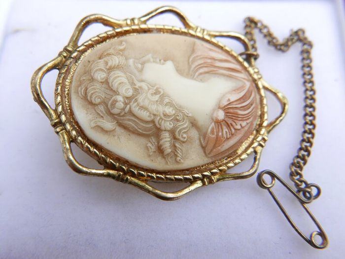 Vintage Gold Plated Shell Ornate Cameo