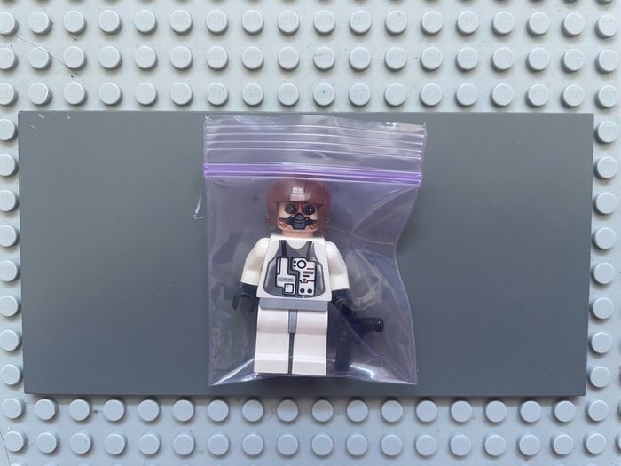 lego Star Wars sw0153 Ten Numb minifigure- White Pilot Suit, Light Nougat Head, Aviator Helmet