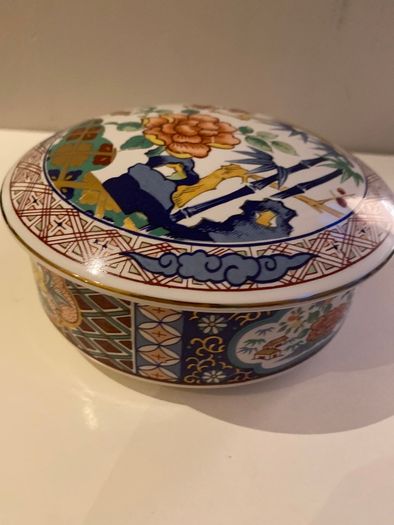 Japanese Imari ware  large 6 inch lidded dish