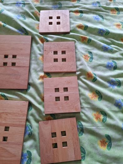 Beautiful set of hardwood tableware, consisting of 4 place mats and 4 coasters.