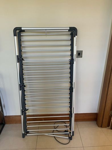 Heated clothes airer