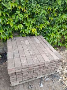 500 Garden Bricks - Great condition - Only 450