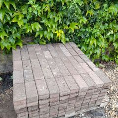500 Garden Bricks - Great condition - Only 450