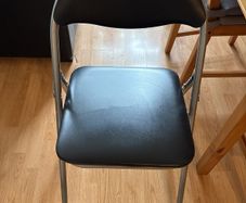 Foldable chair (cushioned)