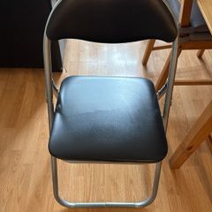 Foldable chair (cushioned)