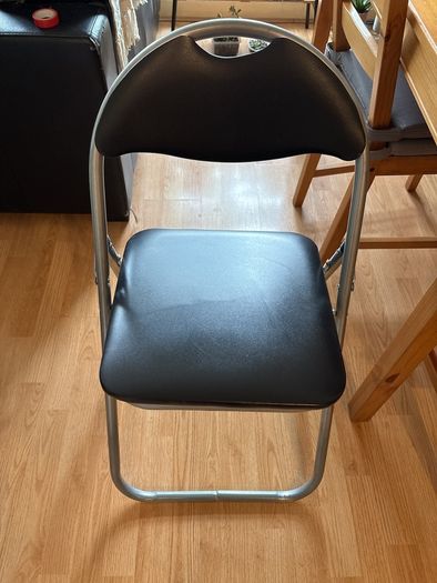 Foldable chair (cushioned)