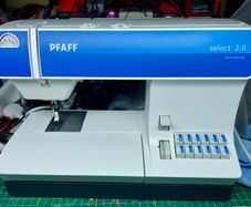 PFAFF Select 2.0 Sewing Machine - Just Serviced - Like new