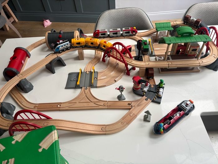 Brio Deluxe Train Railway Set with extra BRIO BT016 train