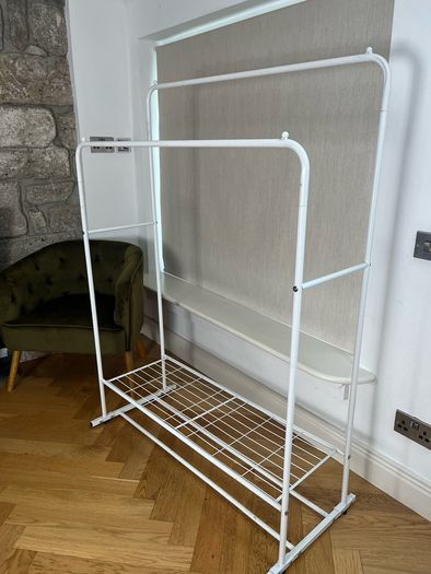 Double clothes hanging rail
