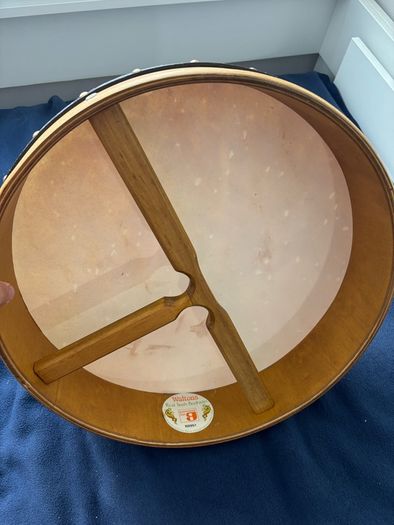 18" bodhran, carrying case and bodhran sticks / tippers