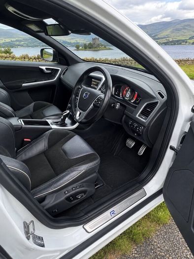 Volvo XC60 R-Design ( MINT )