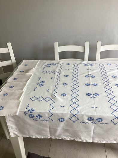 Vintage tablecloth plus 6 matching napkins.