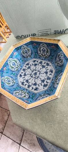 4 different ietms -1- Jingdezhen Porcelain 101/4 -inch Dragon Rice Grain Luncheon Plate - Vintage Blue and White Chinese Design is slieght chip at the edge 15.00 euro.2- Vintage Japanese octagonal porcelain bowl, commonly crafted in the traditional Arita 