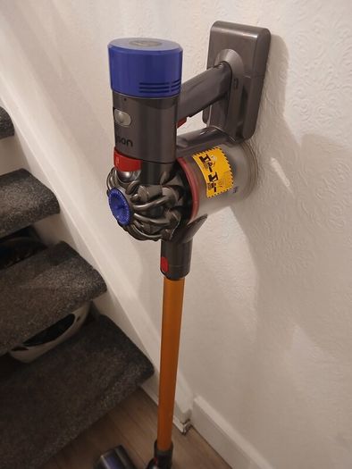 dyson v8