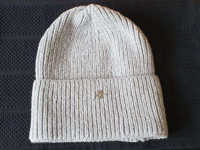 New - A Lovely Adult Grey Knit Hat - Tagged One Size