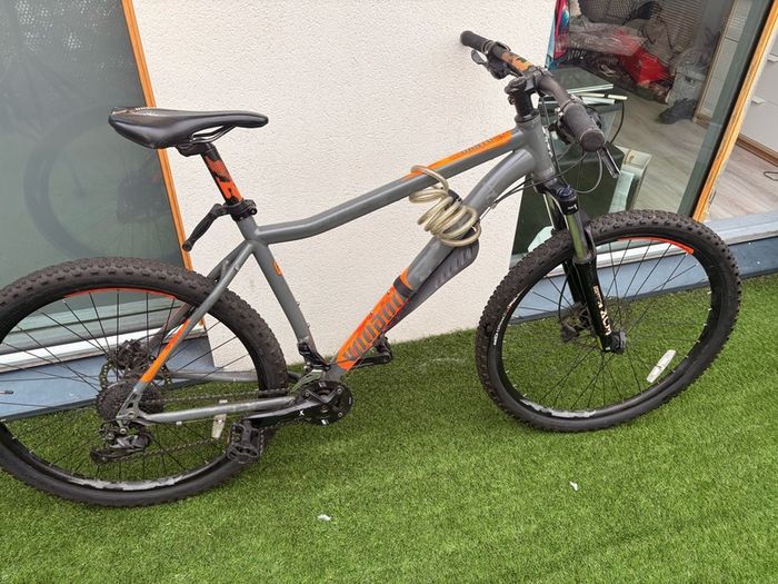Mountain Bike Size Large Track Pump and lock included
