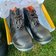NEW safety shoes