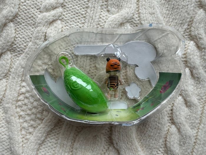 QPeas  Animal Adventures Fun Toy single pack new the box is damaged Please look at the pictures