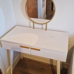 Vanity desk with mirror
