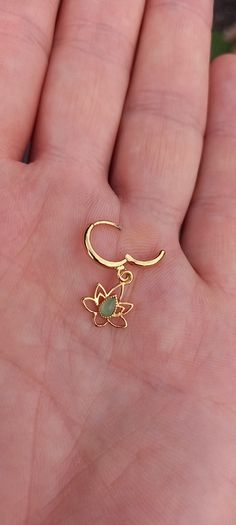 Vintage jewelry is sold individually for 5 to 10 euros