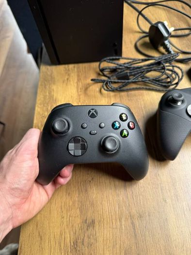 XBOX Series X 1TB & 2 Controllers