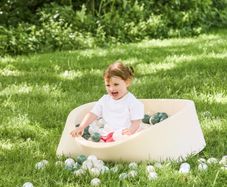 Ball pit with 200 balls
