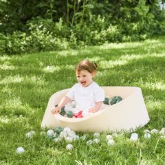 Ball pit with 200 balls
