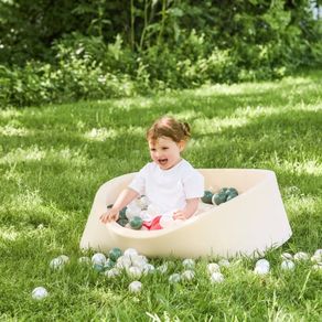Ball pit with 200 balls