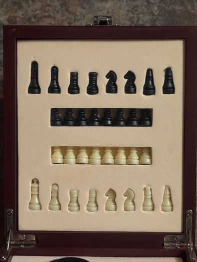 Wine set with chess