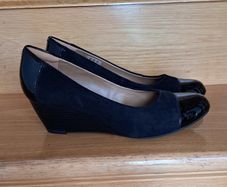 Black wedge shoe (size 5.5)